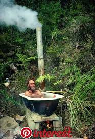 Artist Friedensreich Hundertwasser At His New Zealand Home Artist Friedensreich Hundertwasser At His New Zeala Badewanne Garten Gartengestaltung Hintergarten