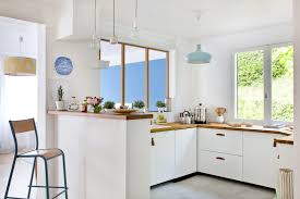 Plancher de bois franc pâle. Cuisine Blanche Tout Pour Une Piece Ultra Lumineuse