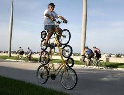 Is It Me Or Does Anyone Else Think He Should Be Wearing A Helmet Fahrraddesign Lustige Erfindungen Fahrradkunst