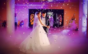 Dj qui saura ambiancer votre soirée mariage, animer votre soirée d'entreprise ou tout autre événement. Animateur De Mariage Pour Gerer L Ensemble Des Animations De La Soiree Recherche Tarif Prix Et Devis