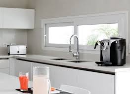 Mira, toca, escucha y descubre que la calidad también es asequible. 10 Ubicaciones Y Modelos De Ventanas Para Tu Cocina Modelos De Ventanas Ventanas De Cocina Diseno Ventanas