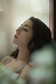 Địch Lệ Nhiệt Ba diện váy ngắn cũn cỡn chụp ảnh kiểu Hong Kong