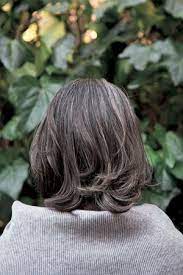 白髪を生かすかっこいいグレイヘアの作り方 １ ハルメクビューティ グレイヘア ヘアスタイル ロング ヘアスタイリング