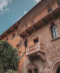 Sapevate Che Il Balcone Di Giulietta E In Realta Un Antico Sarcofago Scaligero Risultato Dell Accorpamento Di Resti M Italy Travel Explore Italy Verona