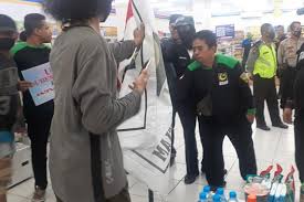 Prank kondom pegawai indomaret cantik. Pegawai Indomaret Sebut Jualan Produk Perancis Itu Kebijakan Perusahaan