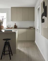 El color taupe va a ser la vedette de la arquitectura y la decoración de 2017. Cocina En Color Gris Topo Un Gesto Calido Frente Al Gris Puro Combinado Con Blanco Y Suelo De Minimalist Kitchen Cottage Kitchen Design Kitchen Inspirations