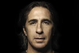 Manuel, una delle più belle voci della musica italiana, trascende le  barriere di un mondo diviso in “Metalli”