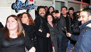 Pasör çaprazı pozisyonunda görev almaktadır. Meryem Uzerli Peygamber Hakkinda Bade Iscil Hamile Bade Iscil Evlendi Derin Mermerci Esi Murat Boz Sevgilisi Fiskos Haberleri