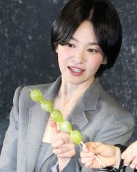 Song Hye Kyo hóa "tổng tài" tại sự kiện ra mắt phim mới Dark Nuns khiến  truyền thông kinh ngạc, đây cũng là lần đầu tiên nữ diễn viên xuất hiện  trước