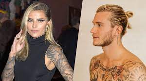 He shows off with a flash car. Mit Herzchen Sophia Thomalla Postet Foto Von Loris Karius