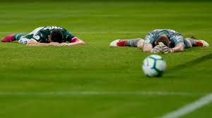 Football world rallies behind chapecoense after air disaster. Drei Jahre Nach Flugzeug Tragodie Chapecoense Steigt Ab Goal Com