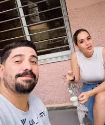 Atención, corazones derretidos! 🥰 Alejandro Cuervo, ese galán que nos roba  suspiros en la pantalla, nos ha regalado un momento de pura ternura en  Instagram. ☕✨ El actor, que ya nos tenía