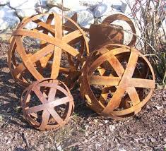 Gartendeko Kugeln Aus Blechstreifen In Edelrost Kugel Kugeln Gartenkugeln