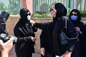 وكشفت دلال، في لقاء تلفزيوني سابق، أنها كانت حريصة هي ورجاء على حضور أي عزاء لأي شخص مقرب منهما فقد عزيز، وأن سمير غانم كان يسخر منها ويطلق عليها عزاء عبد العزيز، فيما كان يلقب الثانية بـعزاء الجداوي، لتواجدهن في أي جنازة أو عزاء. Ù†Ø§Ø³ ØªØ§ÙŠÙ…Ø² Ø¨Ø¹Ø¯ Ø§Ø®ØªÙØ§Ø¦Ù‡Ø§ Ù…Ù†Ø° ÙˆÙØ§Ø© Ø±Ø¬Ø§Ø¡ Ø§Ù„Ø¬Ø¯Ø§ÙˆÙŠ Ø§Ù„ÙÙ†Ø§Ù†Ø© Ù…ÙŠØ±ÙØª Ø£Ù…ÙŠÙ† ØªØ®Ø·Ù Ø§Ù„Ø£Ù†Ø¸Ø§Ø± Ø¨Ø±ÙÙ‚Ø© Ø¯Ù„Ø§Ù„ Ø¹Ø¨Ø¯Ø§Ù„Ø¹Ø²ÙŠØ² Ø´Ø§Ù‡Ø¯ ÙƒÙŠÙ Ø£ØµØ¨Ø­Øª ØµÙˆØ±