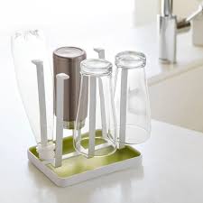 省スペースで効率的に水切りができる グラススタンド アクア スリム のご紹介です グラスはもちろん鍋蓋置やペットボトル 水筒などの水切りに使えるコンパクトな水切りスタンドです 先端にはシリコンの柔らかいキャップが付いているので グラスの滑りや傷つきを防止