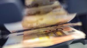 Euroscheine zum drucken und ausschneiden. Geld Abheben So Geht Die Stuckelung Am Geldautomaten Geld Sz De