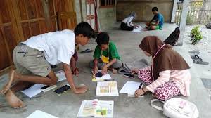 Memang bantuan untuk guru honorer merupakan suatu hal yang menjadi bagian dari perjuangan ada isu guru honorer dimasukkan dalam daftar penerima manfaat, baik yang sudah terdaftar di. Kisah Guru Honorer Di Pulau Bahuluang Hingga Belajar Daring Selama Pandemi Arti Makasih Telkomsel Tribun Timur