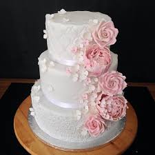 Hochzeitstorte selber machen ohne fondant. Und Hier Die Torte Von Heute Eine Wunderschone 3 Stockige Torte In Weiss Mit Kissenmuster Und Spitz 3 Stockige Torte Hochzeitstorte Rosa Hochzeitstorte Spitze