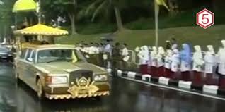 Ya, selama puluhan tahun memimpin, pria satu ini nggak. Melihat Mobil Mewah Berlapis Emas Seharga Rp200 Miliar Milik Sultan Brunei Darussalam
