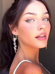 Juliette Willis's Instagram, Twitter & Facebook