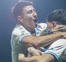 Un jugador de Aldosivi se desmayó tras un choque de cabezas y está  internado