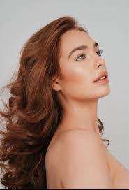 Anna Houghton's Instagram, Twitter & Facebook