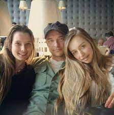 Papa attentionné, david hallyday sait ce que c'est que de grandir sous les projecteurs. David Et Ses Filles Johnny Hallyday David Hallyday David
