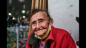 Aos 90, Mirtes não para de trabalhar e vira vovó de todos na Afonso Pena