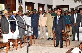 Rais wa zanzibar na mwenyekiti wa baraza la mapinduzi mhe.dk.hussein ali mwinyi akiwa na mkewe mama mariam mwinyi wakisalimiana na kuagana na makamu wa pili wa rais wa zanzibar mhe.hemed suleiman abdulla. Rais Dk Mwinyi Amuapisha Makamu Wa Kwanza Wa Rais Wa Zanzibar Ikulu Zanzibar Full Shangwe Blog