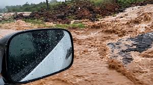 Fuerte lluvia provoca inundaciones y deslaves en Michoacán