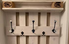 Fast ohne bauarbeiten können sie daraus auch eine gartenschaukel herstellen. Garderobe Aus Europalette Ganz Leicht Selbst Bauen Tedox Blog