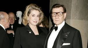 Salva ricerca vedi le tue ricerche salvate. Incassa Oltre 900 Mila Euro L Asta Parigina Di 129 Abiti Di Catherine Deneuve Firmati Yves Saint Laurent