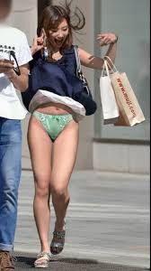 爆風が吹き上げる最強パンチラスポットの地下鉄駅！ - p-dreamer パンチラの憧憬