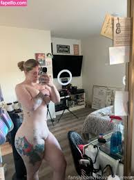 Heavynlyserene exudes confidence - her nude presence irresistible