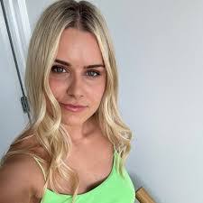 Hayley Roach's Instagram, Twitter & Facebook