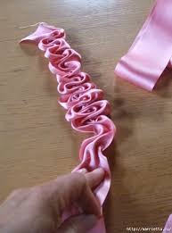 Hacer el ramos de flores en forma de rosas es complicado porque deberías cortar los billetes y claro no puedes hacerlo. Diy Una Flor Con Cinta De Raso Para Transformar Un Vestido De Fiesta Yo Elijo Coser