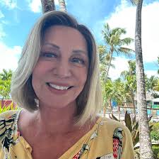 How can we access the beach from Hawaiian Inn?