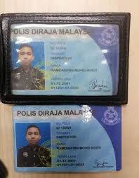 Polis diraja malaysia mempunyai 16 peringkat pangkat yang dibahagikan kepada 2 kategori, iaitu kumpulan pegawai kanan polis bermula dari pangkat inspektor sehingga inspektor general polis, dan kumpulan pegawai rendah polis dan konstabel. 19 Y O M Sian Boy Arrested For Impersonating Cop Was Very Obsessed To Become One Lifestyle Rojak Daily