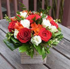 Flower Box With Roses Lisianthus Freesia And Green Fillers A Great Floral Gif Fresh Flowers Arrangements Flower Boxes Flower Arrangements