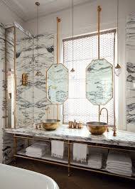Kamar ini sangat terlihat mewah karena ukurannya yang sangat luas, menggunakan warna gold yang memukau, menggunakan tempat tidur dengan empat buah tiang, serta ruang duduk yang juga mewah. 8 Cara Mudah Membuat Desain Kamar Mandi Mewah