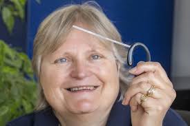 Atteinte de la maladie Parkinson, elle invente un appareil non invasif et  innovant pour réduire les tremblements