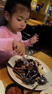 Sia's trying out Applebee's tripple chocolate meltdown 🤤 Approved!  👍🏻👌🏻