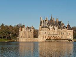 Le Chateau De La Bretesche Est Un Batiment Medieval Construit Au Xive Siecle Reconstruit Au Xixe Siecle Et Loc Les Chateaux De France Le Manoir Chateau France