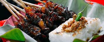 «sate maranggi disajikan dengan tiga macam sambal yang dapat dipilih sesuai selera. Okezone Week End Kisah Lezatnya Sate Maranggi Kuliner Legendaris Khas Purwakarta Okezone Lifestyle