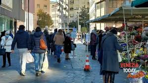 A partire da lunedì 11 gennaio, si entrerà in zona arancione con rt pari ad 1 e in quella gialla con 1,25. Area Gialla Rafforzata E Arancione Nei Weekend La Bozza Del Nuovo Decreto Legge