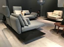Rolf Benz Aura Sofa Mit Drehsitzen In Stoff Auf Plattform In Naturstein Schiefer