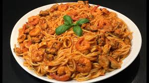 500 g de spaghettis 2 petits sachets d'encre de seiche 500 g de petites seiches préparées 250 g de tomates cerises 1 gousse d'ail 3 pincées de ingrédients: Les Spaghetti Aux Fruits De Mer Youtube