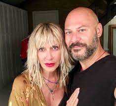 Όλοι οι δρόμοι πάλι μ' οδηγούν εκείστο τόπο του εγκλήματος, στο τόπο του εγκλήματος νυχτιάτικαμ' ένα φακό στο χέρι κάτι ψάχνω για να βρω. Anna Bissh H Nea Allagh Sta Mallia Ths Yourtipster Gr