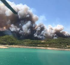Antalya'nın manavgat ilçesinde, 4 ayrı noktada orman yangını çıktı manavgat'taki söndürme çalışmalarında 2 uçak, 8. D Kwmr0baxa2ym