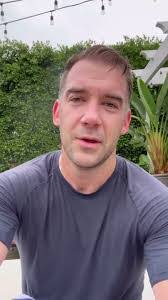 Robyn Groves's Instagram, Twitter & Facebook